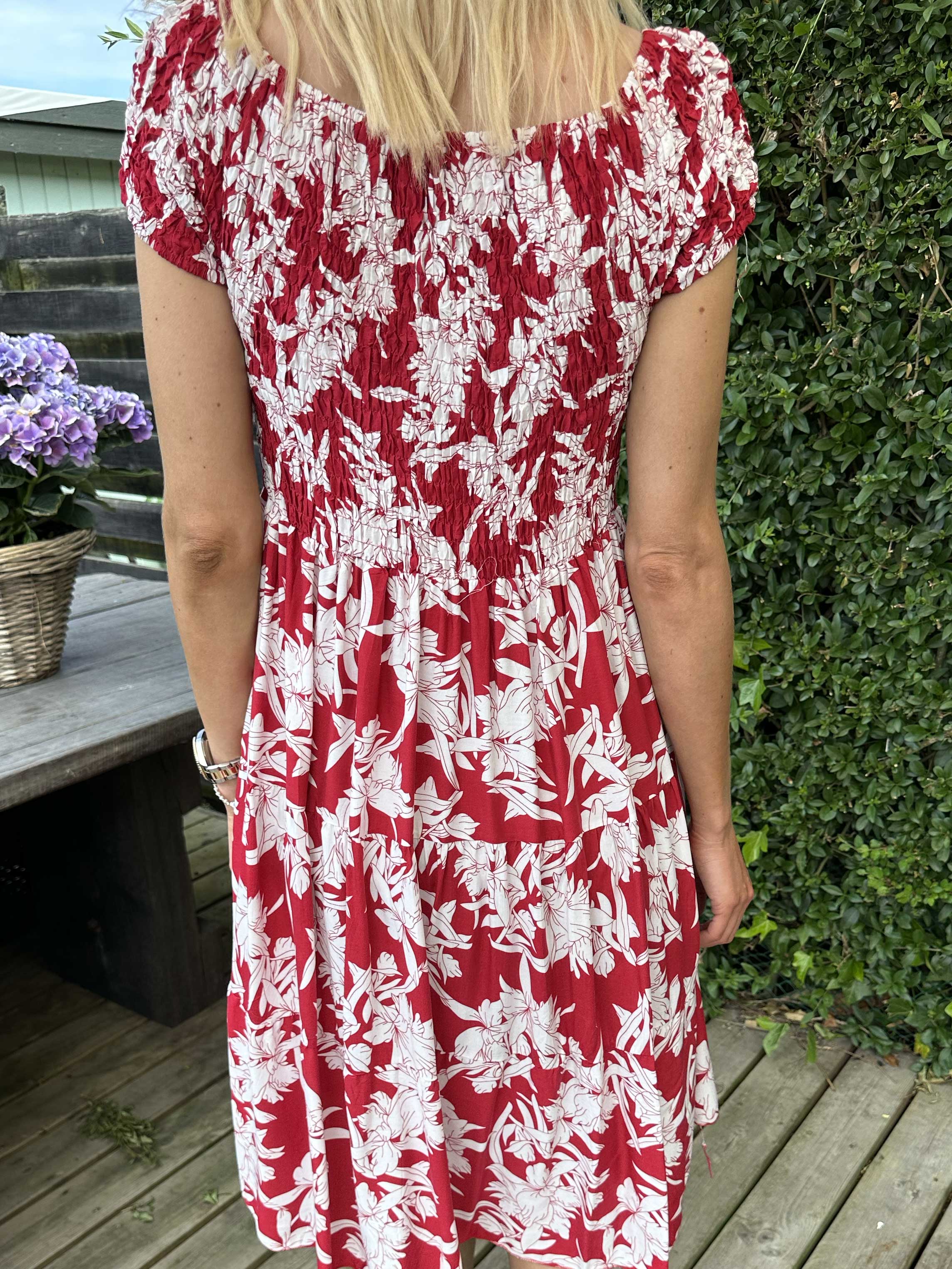 Shannon - Söt klänning med blommönster och smockad byst